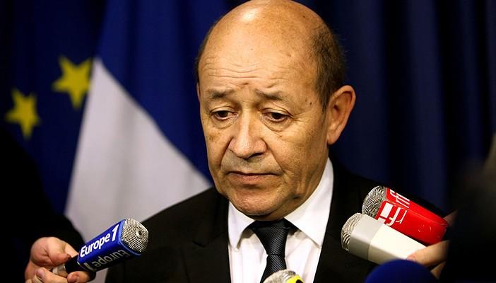 وزير الدفاع الفرنسي يزور الكاتدرائية لتقديم العزاء للبابا تواضروس