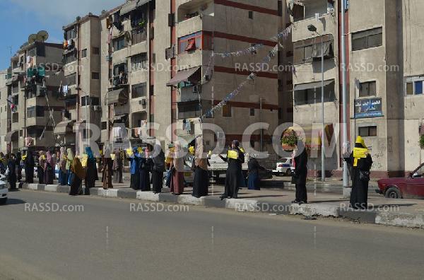 سلسلة بشرية نسائية أمام الصالة المغطاة في بورسعيد