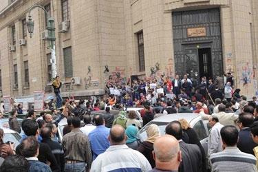 وقفة أمام” القضاء العالي” للمطالبة بضبط الشيخ أبو إسلام