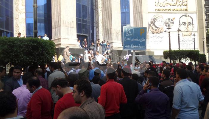 بعد تهديد الأمن.. نقل وقفة حملة الماجستير إلى نقابة الصحفيين