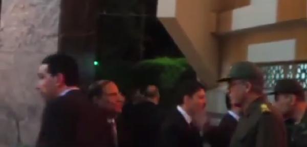 فيديو..قيادات بالجيش تؤدي التحية العسكري لعنان