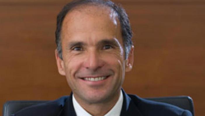 مصر ترفع اسم نجل هيكل من “قوائم الترقب” مؤقتًا لحضور عزاء والده