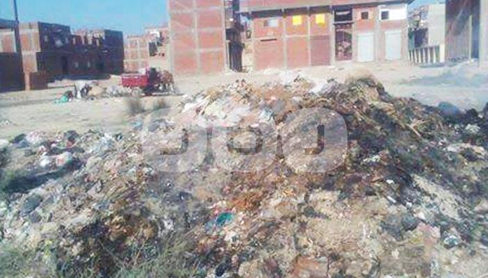 تكدس القمامة بشوارع أبو المطامير وسط غضب الأهالي وتجاهل المسؤولين