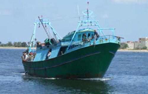 احتجاز مركب صيد مصري بميناء “زوارة” الليبي