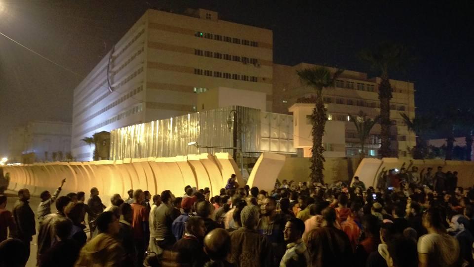 بالصور.. شاهد حصار أهالي الدرب الأحمر لمديرية أمن القاهرة