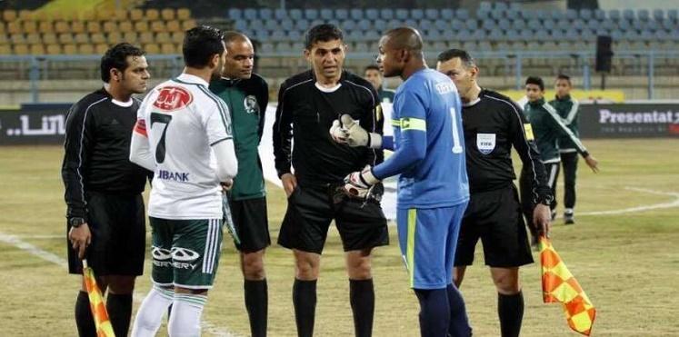 بالفيديو.. إداري بالنادي المصري يزيل سحر حارس إيفاني النيجيري