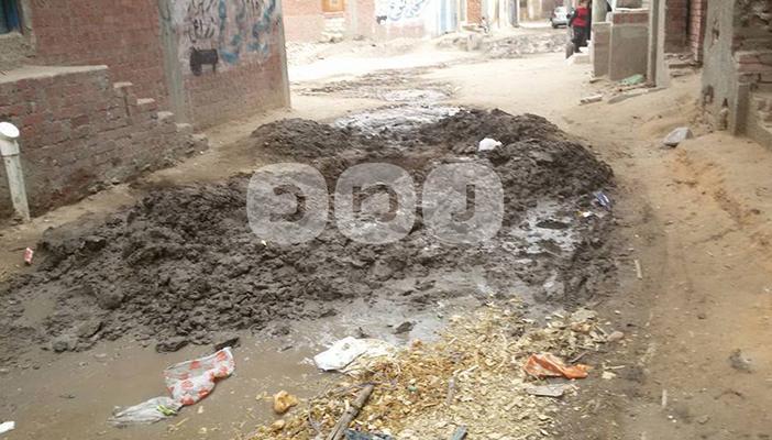 أهالي قرية “عليم” يعانون من انهيار الصرف الصحي.. والمسؤولون غائبون