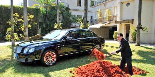 ثري برازيلي يدفن سيارة بـ 380 ألف دولار.. تعرف على السبب