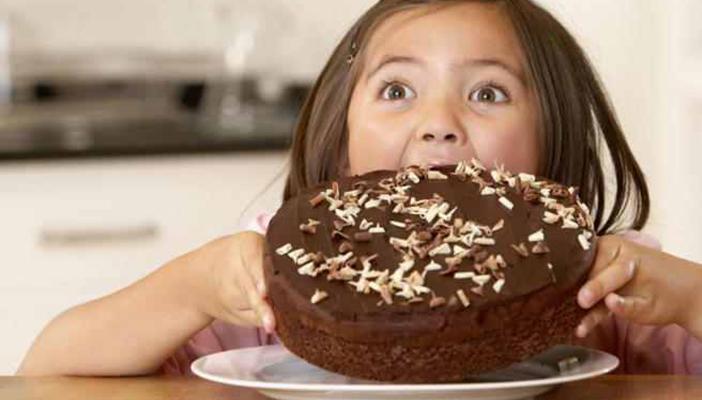 دراسة: الإفراط في تناول السكريات يسبب التوتر النفسي