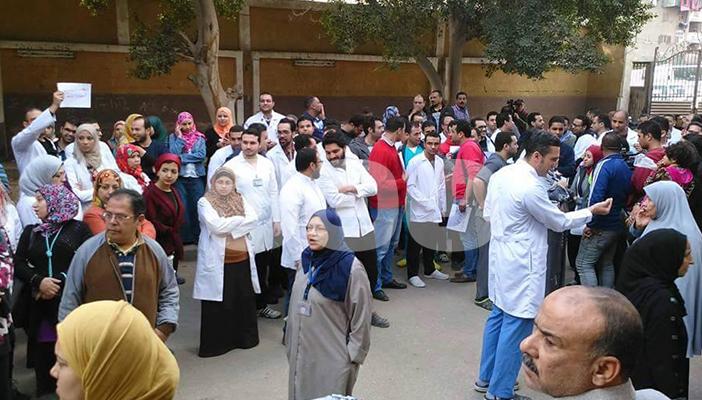 بالصور.. وقفات احتجاجية لأطباء الأقصر والإسماعيلية