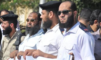 مصدر بالداخلية: قرار المحكمة اليوم ليس له علاقة بإطلاق الضباط لحاهم