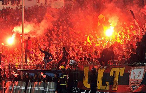 إصابة 3 مجندين وحرق سيارة شرطة أمام استاد القاهرة