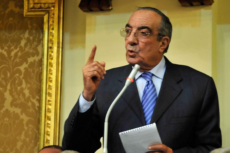 عزمي يتقدم بطلب للتنازل عن كابينة في المنتزه