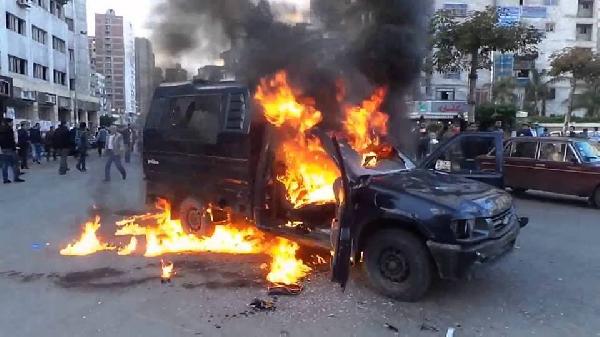 الداخلية تعلن عن اشتعال النار في سيارة تابعة لها بالإسكندرية