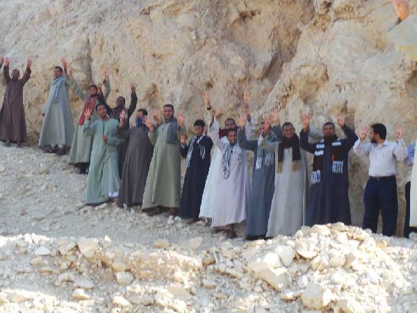 وقفة لأهالى الأقصر تضامنا مع ضحايا سانت كاترين