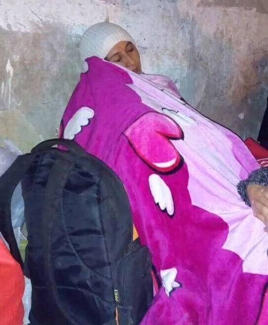 بالصور.. زوجة مستشار وزير سابق تبيت أمام “العقرب” لتتمكن من رؤيته