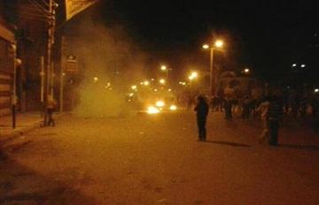 عشرات  الباعة الجائلون يقطعون الطريق العام بالشرقية