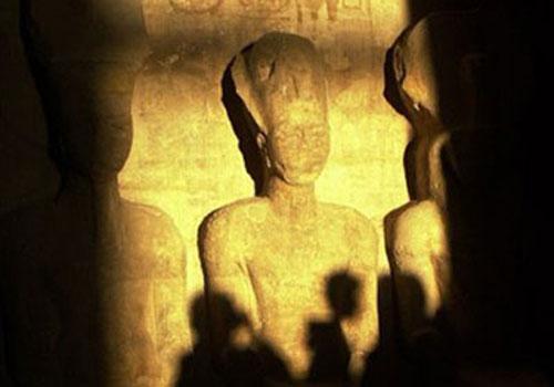 آلاف المصريين والأجانب يحتفلون بتعامد الشمس على وجه رمسيس الثاني