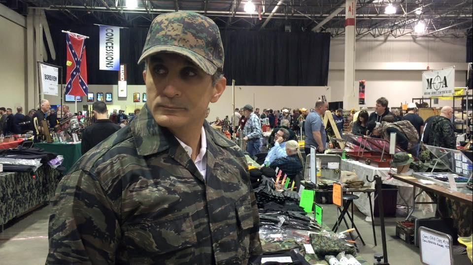 باسم يوسف يرتدي الزي العسكري الأميركي.. وفيس بوك: عميل لأميركا