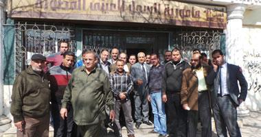 مواطنون يغلقون مكتب الشهر العقارى ببنها