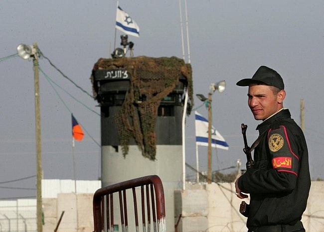 عندما ركع حاكم عربي أمام رئيس وزراء إسرائيل!