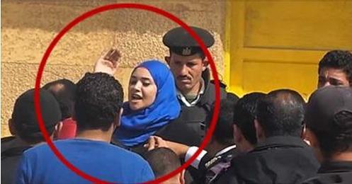 بالفيديو..”فتاة” تصفع ضابط شرطة بسبب تحرشة بها