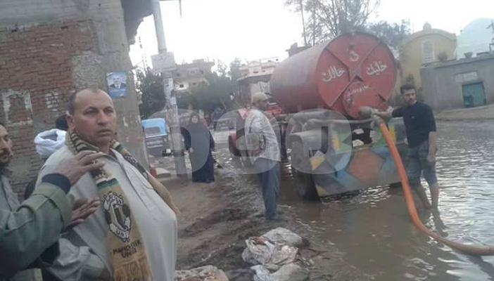 بالصور.. مياه الصرف الصحي تحاصر الأحياء والأموات بقرى الغربية