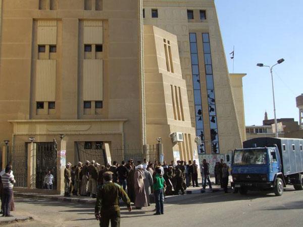 محامو أسوان يرفضون سياسية الشرطة ويحررون محضراً ضد رئيس مباحث قسم أول