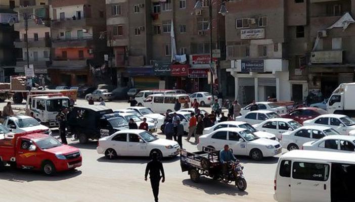 بالصور..  وقفة لسائقي سيارات التاكسي بالسويس بسبب الملاكي