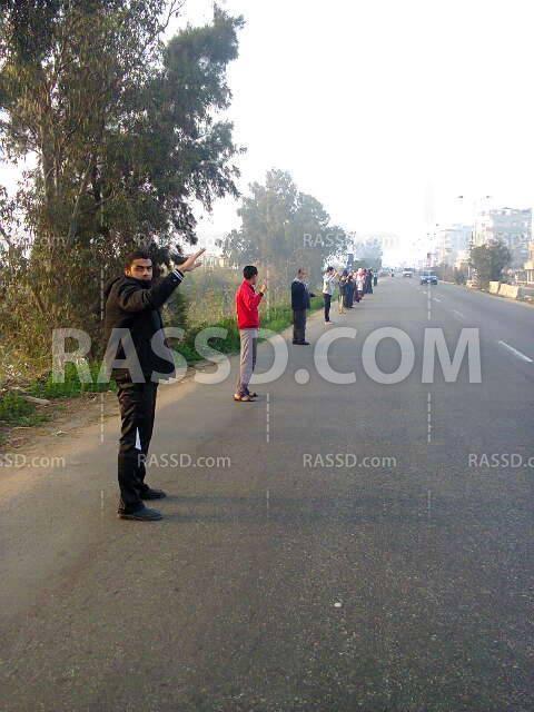 سلسلة بشرية رافضة للانقلاب بكفر سعد