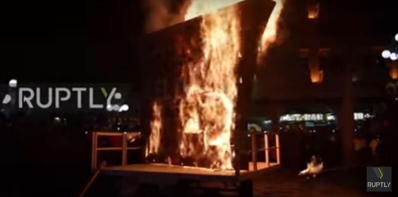 بالفيديو..المكسيكيون يحرقون “جدار ترامب” خلال احتفالية بولاية فيراكروز