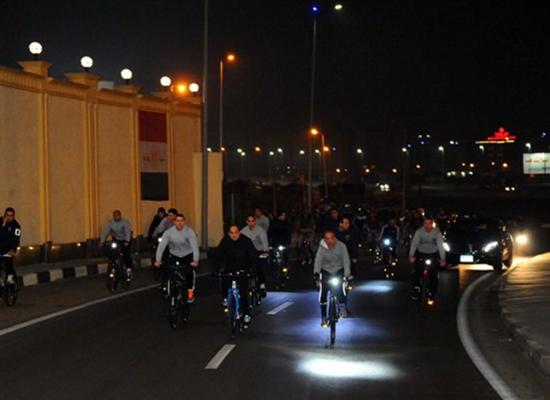 بالصور.. السيسي على “دراجة هوائية” مجددًا في شوارع القاهرة