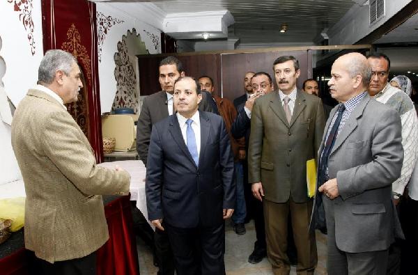 بالصور.وزير الاعلام ينفي شائعات بيع مسبيروا لقطر