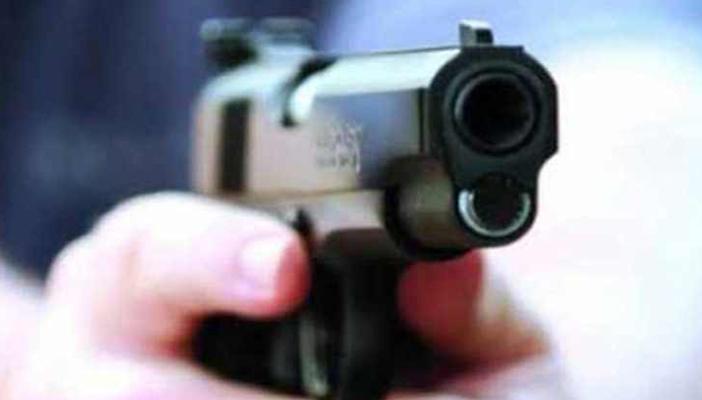 في مشاجرة بالمنيا.. أمين شرطة يصيب 3 من أقربائه بسلاحه الميري