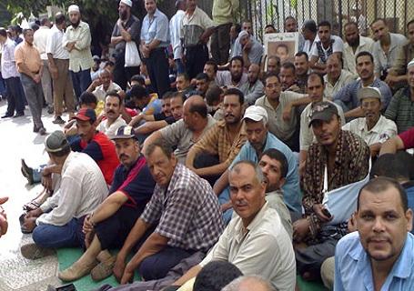 عمال الإنشاءات يغلقون محطة العين السخنه  اعتراضا على عدم تعينهم