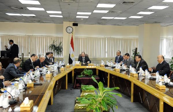 قنديل مع رؤساء تحريرالصحف لطرح البرنامج المعدل للإنطلاق الإقتصادى