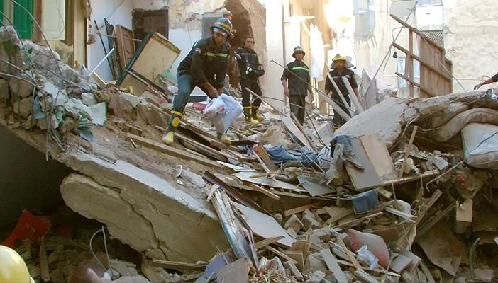 سكان عقار في الظاهر يفرون قبل انهياره بدقائق