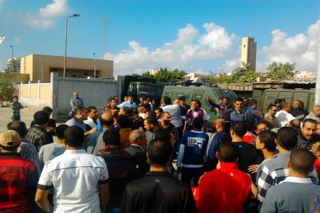 تجار قطع الغيار و موظفو غرب بورسعيد يحتجون بسبب تعطيل أعمالهم