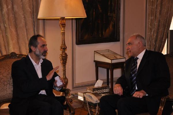 وزير الخارجية يبحث الوضع المتأزم في سوريا مع الخطيب والإبراهيمي