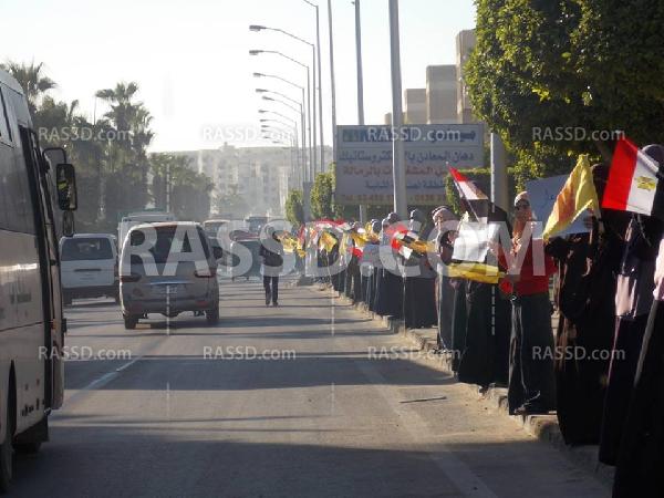 سلسلة بشرية لحركة ٧ الصبح ببرج العرب رفضا للانقلاب