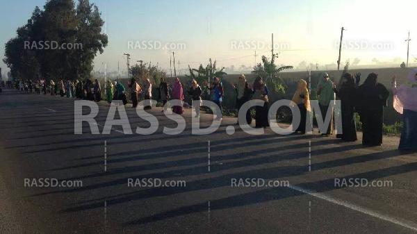 سلسلة بشرية لشباب ضد الانقلاب على طريق دمياط المنصورة