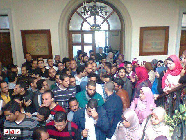 أطباء الإمتياز بجامعة الإسكندرية يعتصمون إحتجاجاً علي قرار ندبهم خارج مستشفيات الجامعة