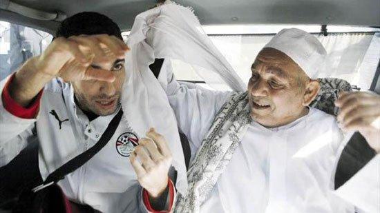 قبل ساعة من وصوله.. هل يعتقل الأمن المصري أبو تريكة في مطار القاهرة؟