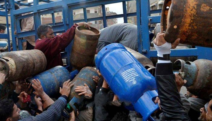 بالفيديو.. الشرطة تهرب أنابيب بسيارة بوكس