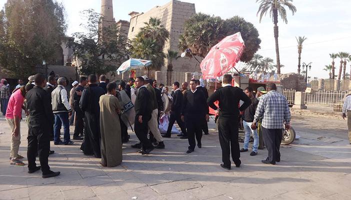 بالصور.. الباعة الجائلون بالأقصر بين مطرقة البطالة وسندان الشرطة