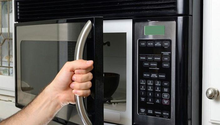 لتجنب أضراره.. تعرف على معايير شراء الميكروويف واستخدامه