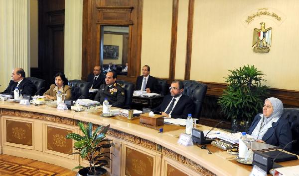 “قنديل” يناقش الوزراء تطورات الأوضاع السياسية والاقتصادية