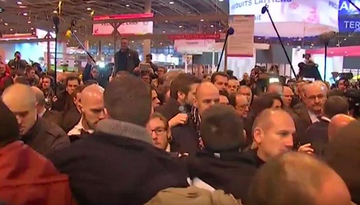 بالفيديو.. فلاحون فرنسيون يسبون “هولاند” أثناء زيارته معرضًا زراعيًا