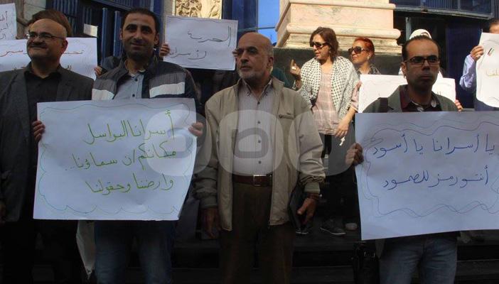 بالصور.. وقفة احتجاجية أمام نقابة الصحفيين تضامنا مع “القيق”