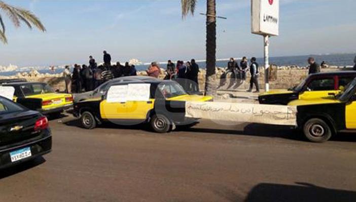 بالصور.. وقفة احتجاجية لسائقي التاكسي الأصفر في الإسكندرية